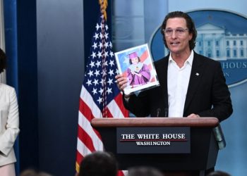 Desde la Casa Blanca, el actor Matthew McConaughey pide «responsabilidad con las armas»