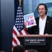 Desde la Casa Blanca, el actor Matthew McConaughey pide «responsabilidad con las armas»