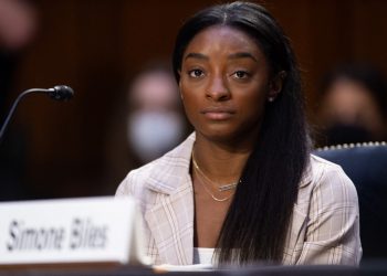 Simone Biles y otras gimnastas de EE. UU. demandan al FBI por $1,000 millones por mal manejo de casos sobre abusos sexuales