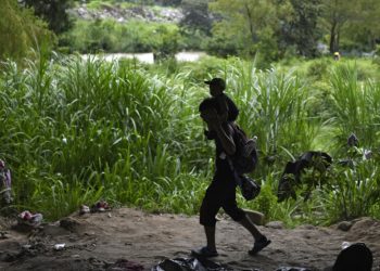 Migrantes en caravana reciben cientos de salvoconductos en México y se alistan a seguir a EE. UU.