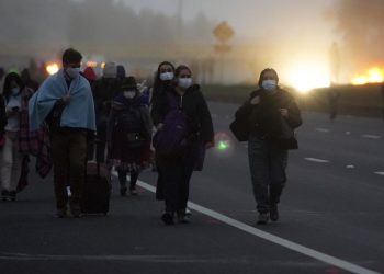 Indígenas de Ecuador bloquean carreteras en protesta contra el gobierno