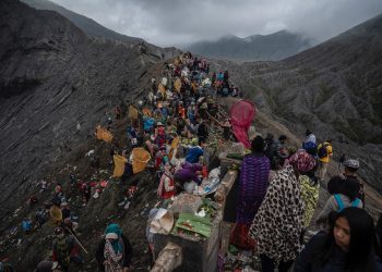 Miles de personas se congregan en volcan humeante de Indonesia para ritual hindú