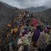 Miles de personas se congregan en volcan humeante de Indonesia para ritual hindú