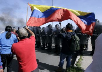 Presidente de Ecuador se reúne con indígenas y alcaldes en quinto día de protestas