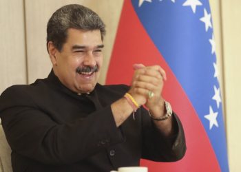 EE. UU. envía nuevamente una delegación a Venezuela en medio del aumento mundial del precio del petróleo