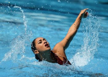 La nadadora estadounidense Anita Alvarez, quien sufrió un desmayo el miércoles se quedara ausente de la competición por equipos