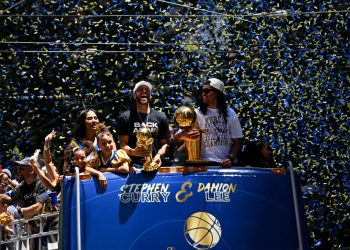 FOTOS/ Los Warriors celebran con su público el título de la NBA