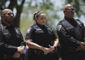 Suspenden a policía encargado de la respuesta al fatídico tiroteo en Texas