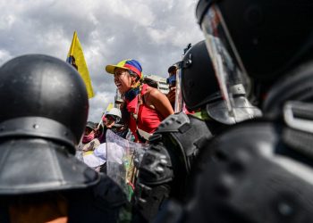 Indígenas intentaron entrar al Congreso de Ecuador y la policía los dispersa
