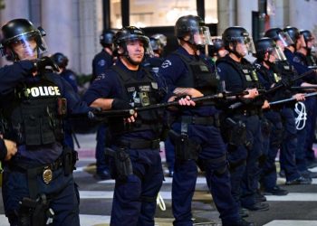 Policía de Estados Unidos ataca con granadas a feministas que intentaban entrar al Capitolio