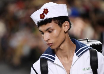 FOTOS/ La moda masculina exhibió músculo en la Fashion Week de París