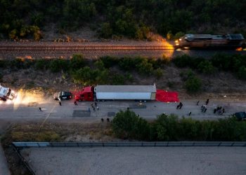 Migrantes muertos en camión abandonado en Texas: qué se sabe hasta el momento