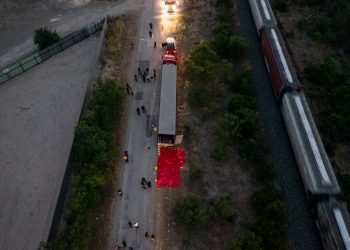 Autoridades de Centroamérica despliegan asistencia ante migrantes encontrados en camión en Texas
