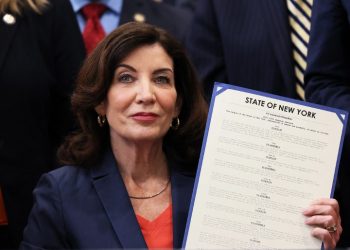 Nueva York prohíbe venta de armas semiautomáticas a menores de 21 años