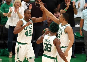 Los Celtics sacan el orgullo y se avanzan 2-1 en las Finales de la NBA