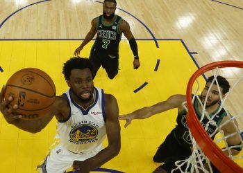 Los Warriors vencen 104-94 a Celtics y se colocan a un triunfo del título de la NBA
