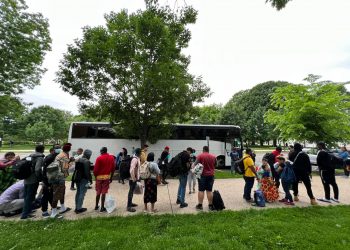 Texas y Arizona exigen a Biden hacerse cargo de la inmigración