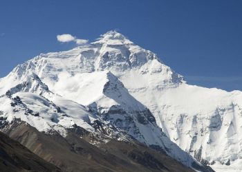 Montañista sancionado por haber simulado ascenso al Monte Everest finalmente llega a la cima