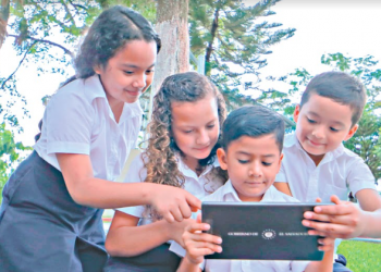 Entregan tabletas y computadoras en San Vicente
