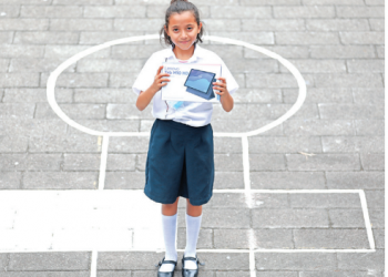 Sofía desarrollará su potencial académico con ayuda de la laptop que recibió del Gobierno de El Salvador