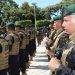Ministro de Defensa entrega fusiles, chalecos y cascos antibalas a soldados para combatir mareros