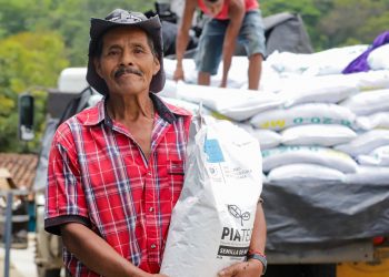 Entregan paquetes agrícolas a productores en Chalatenango