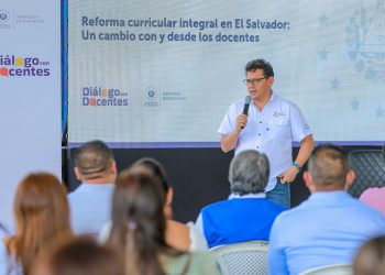 Autoridades de Educación se reúnen con docentes en Chalatenango