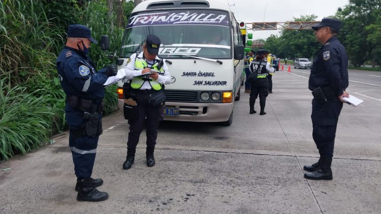 Elementos de la PNC impusieron multa a concesionario de la ruta A-1 por incremento de la tarifa del pasaje.