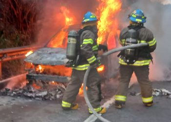 Autoridades controlan incendio vehicular en la autopista a Comalapa