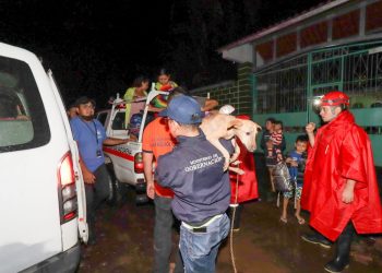 Autoridades evacúan a familias afectadas por las fuertes lluvias en Sonsonate