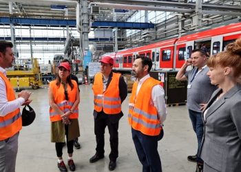 Presentan proyecto del Tren del Pacífico a empresa de innovación en movilidad sostenible en Alemania
