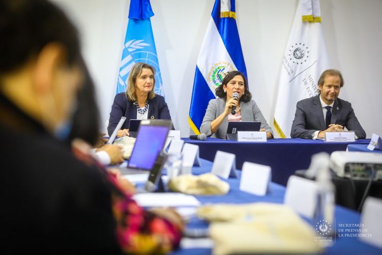 El evento fue presidido por la ministra María Luisa Hayem y el director de ONUDI, Cristiano Pasini, entre otros. Foto / Diario El Salvador.