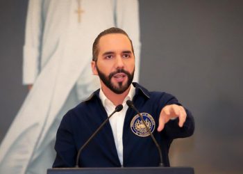 Banderas de El Salvador serán izadas a media asta por tres días en honor a policías asesinados por pandilleros