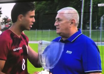 Exseleccionador mayor de El Salvador, Eduardo Lara, hizo el saque inicial en la final del torneo Esperanzas de Toulon