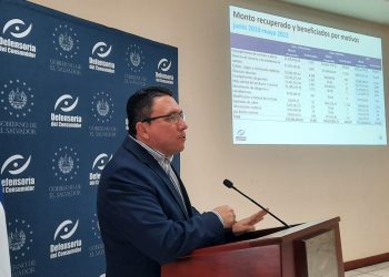 Defensoría destaca la entrega de escrituras a familias