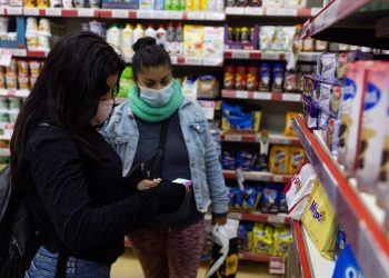 Estadounidenses empiezan a reducir viajes y comidas en restaurantes