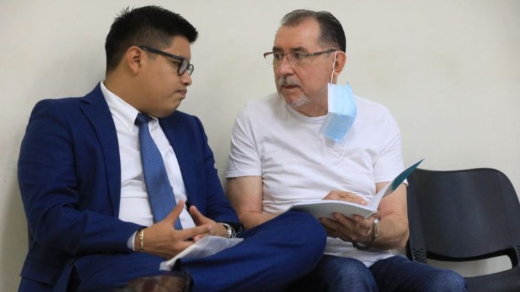 El abogado Ricardo Miranda, conversa con Miguel Menéndez Avelar, acusado de lavado de dinero. Foto/ Edison González.