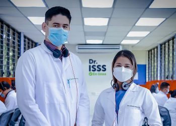 El ISSS contrata 50 médicos para atención en línea