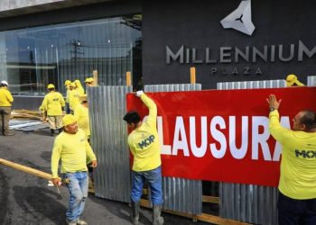 Clausuran centro comercial del paseo Escalón por invadir paso peatonal
