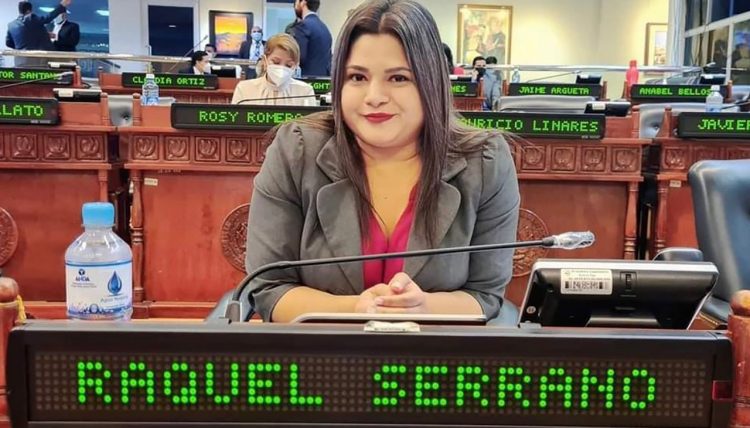 El coordinador de
la bancada cian
denunció que Lidia
Raquel Serrano
Acosta, diputada
suplente de ARENA,
es la esposa de uno
de los personajes
que negoció la tregua entre las pandillas en Ilopango.