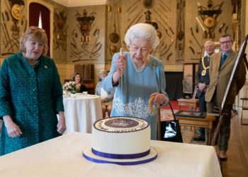 Isabel II aparece por sorpresa para cerrar las celebraciones del «jubileo de platino»