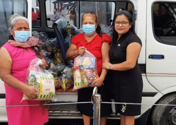 Joven se gradúa de la Universidad y lo celebra entregando víveres en Perulapán