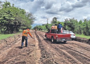 Fovial y MOP pavimentan calle de tierra en Tecoluca