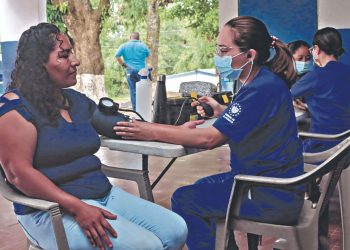 Acercan los servicios de salud en Santiago Nonualco, La Paz