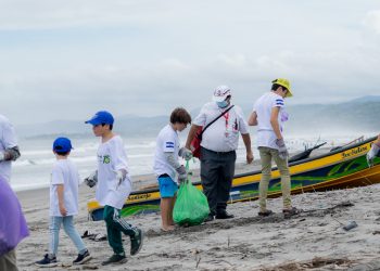 Voluntarios de Holcim limpiaron la playa San Diego en el Día Mundial del Medio Ambiente