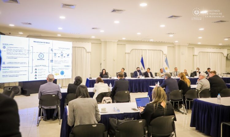 Los empresarios argentinos se reunieron con funcionarios de Gobierno, quienes expusieron las facilidades que tiene el país para invertir.