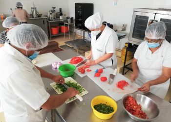 Mujeres salvadoreñas se especializan en procesamiento de alimentos