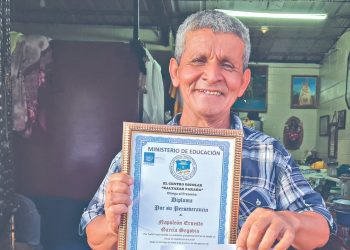 Napoleón logró graduarse de bachiller a sus 55 años