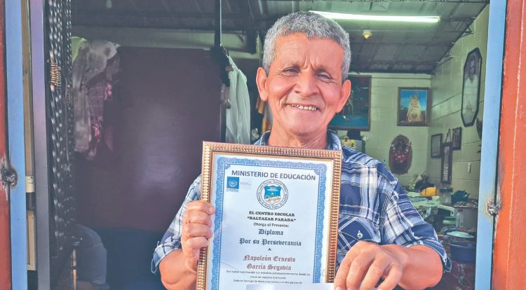Logro. Con esfuerzo y perseverancia, Napoleón recibió su diploma de bachiller hace unos días luego de estudiar en la modalidad nocturna en el Instituto Nacional de Santiago de María, Usulután./Foto DES: Jeannette Rodríguez.