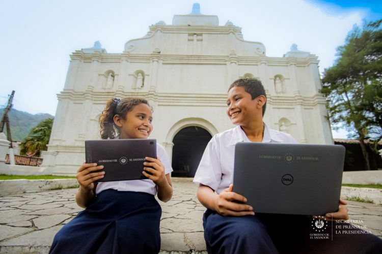 El Gobierno de El Salvador ha incrementado la inversión de Educación al 5.1 % del PIB.
Más de $600 millones han sido destinados para el cierre de la brecha digital./Foto: Diario El Salvador.